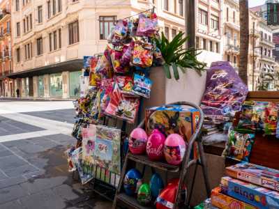A salvarli sono i bambini, che continuano ad acquistare qui giocattolini, figurine e fumetti